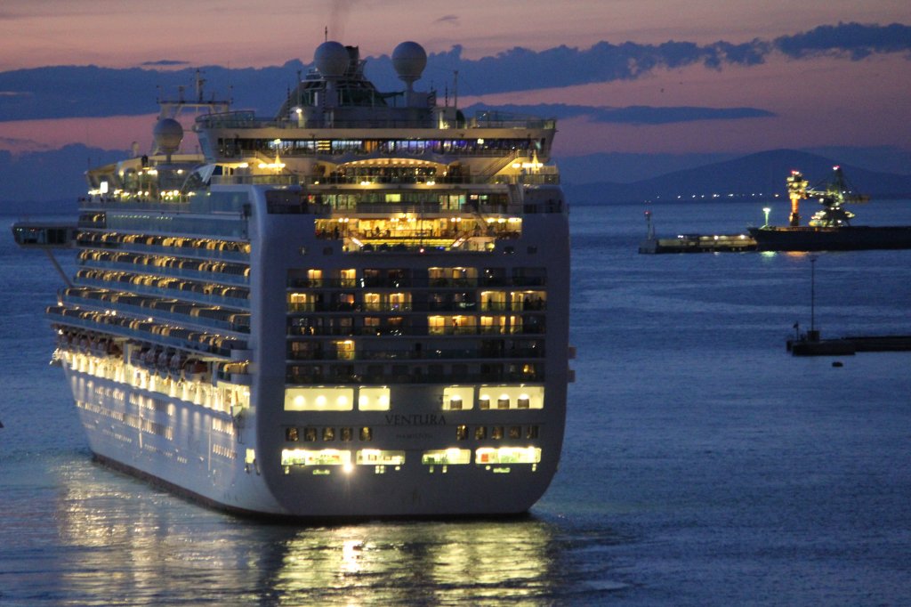 Die Ventura von P&O Group beim abentlichen Auslaufen vom Hafen in Civitavecchia.