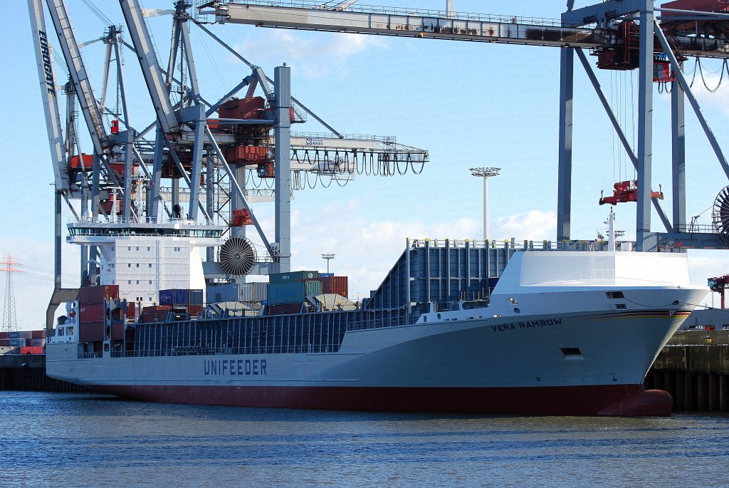 Die Vera Rambow IMO-Nummer:9432220 Flagge:Deutschland Lnge:169.0m Breite:28.0m Baujahr:2008 Bauwerft:Sietas Schiffswerft,Hamburg Deutschland am 06.03.10 im Hamburger Hafen.	