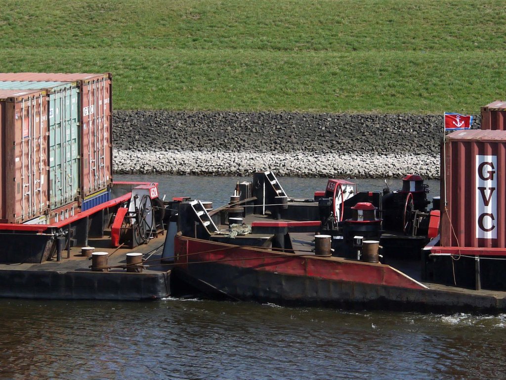 Die Verbindung der beiden Schubleichter am Schubverband mit SCH 2420 (ENI 05505220) auf dem Elbe-Seitenkanal; 08.04.2012
