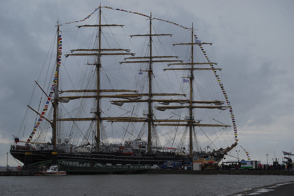 Die Viermastbark Kruzenshtern  Lnge:114,50m Breite:14,20m Tiefgang:6,70m Segelflche:3600m Besatzung:220 Personen zu Gast auf der Sail 2010 in Bremerhaven am 29.08.10