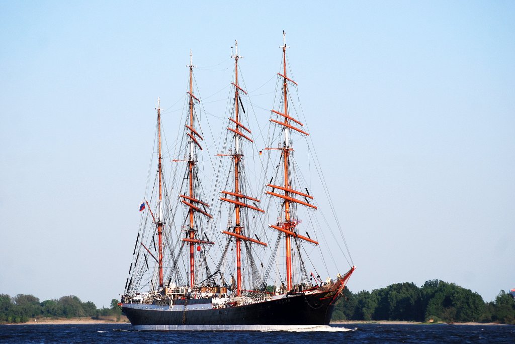 Die Viermastbark Sedov sie wurde nach dem russischen Marineoffizier und Polarforscher Georgi Jakowlewitsch Sedow benannt bei der Auslaufparade des 822 Hamburger Hafengeburtstag am 08.05.11 vor Schulau Wedel.