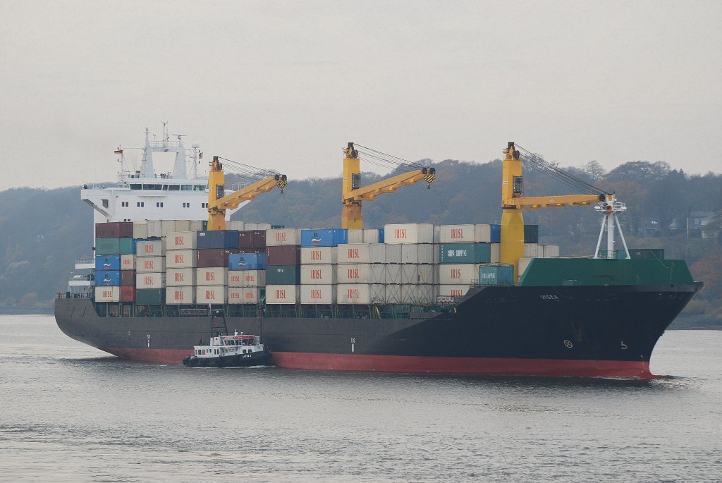 Die Visea IMO-Nummer:9283019 Flagge:Iran Lnge:206.0m Breite:30.0m luft am 08.11.09 in den Hamburger Hafen ein aufgenommen vom Yachthafen Finkenwerder.