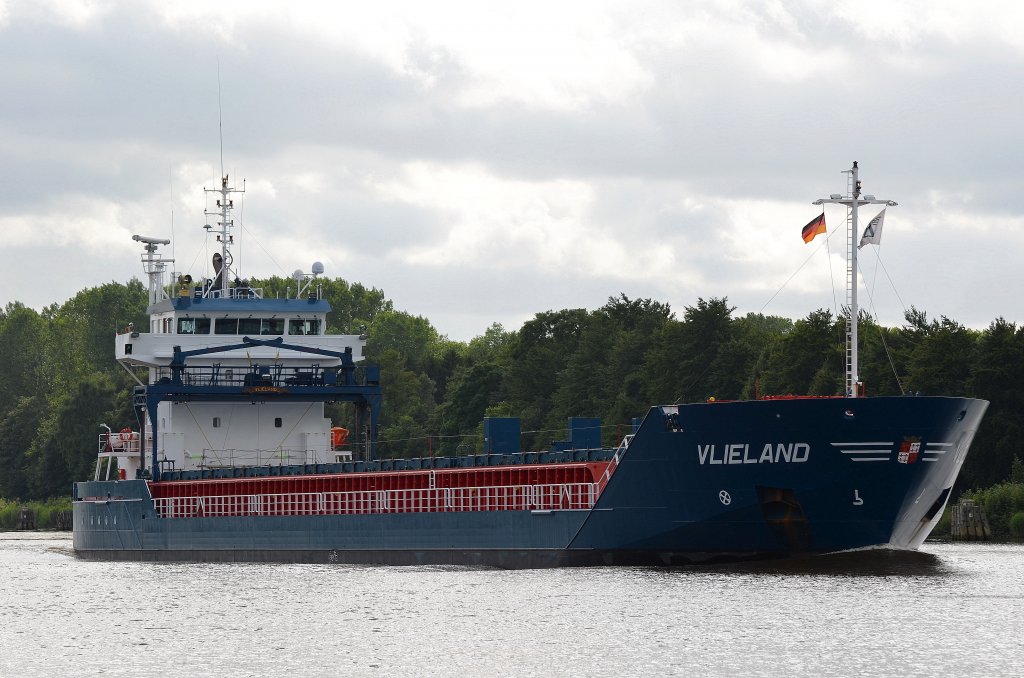 Die Vlieland IMO-Nummer:9313814 Flagge:Niederlande Lnge:110.0m Breite:14.0m Baujahr:2005 Bauwerft:Ferus Smit Scheepswerf,Hoogezand Niederlande im Nord-Ostsee-Kanal bei Fischerhtte in Richtung Kiel fahrend am 14.07.13