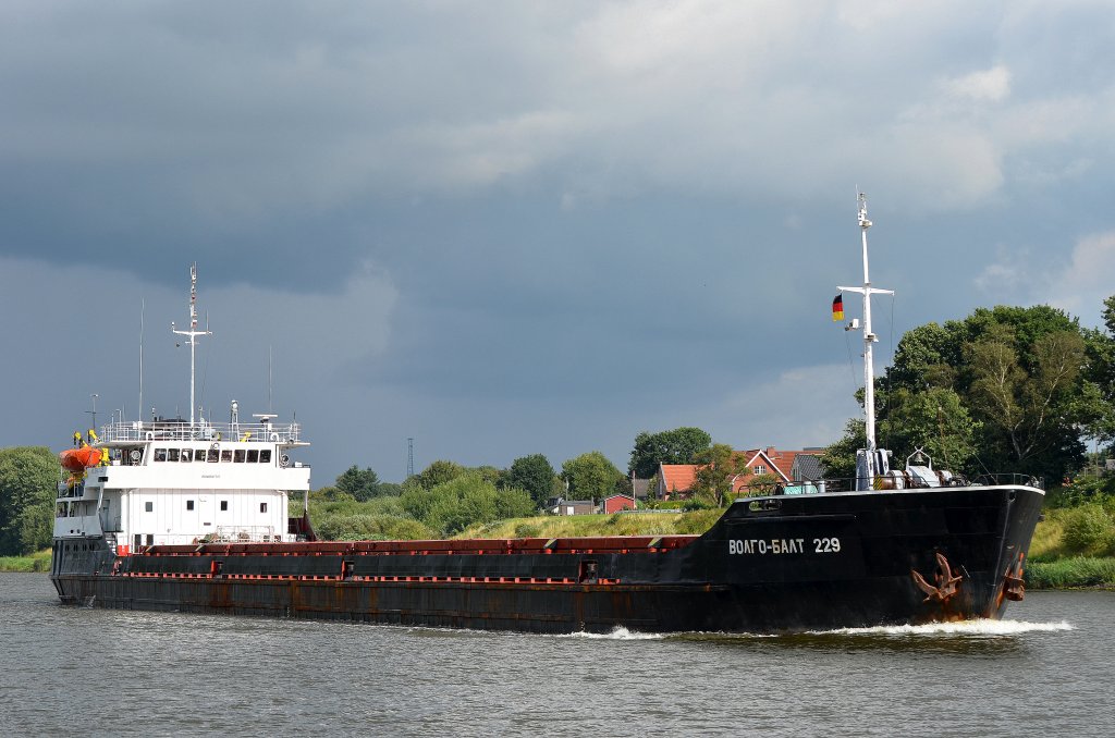 Die Volgo Balt 229 IMO-Nummer:8841747 Flagge:Russland Lnge:114.0m Breite:13.0m Baujahr:1981 Bauwerft:Slovenske Lodenice,Komarno Slowakei erwischt bei Rendsburg im Nord-Ostsee-Kanal am 26.08.12