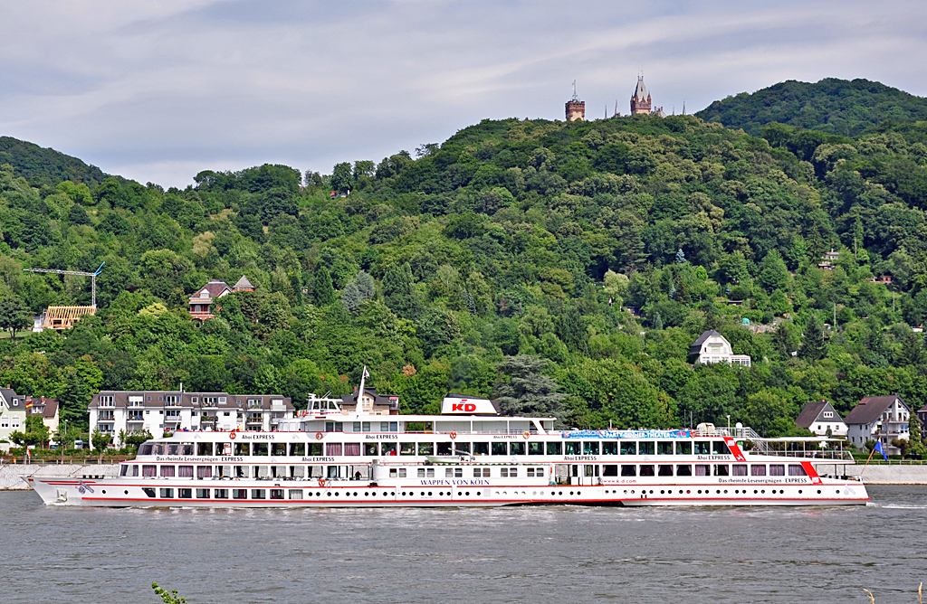 Die  Wappen von Kln  unterwegs auf dem Rhein, im Hintergrund die Drachenburg im Siebegebirge - 31.07.2010