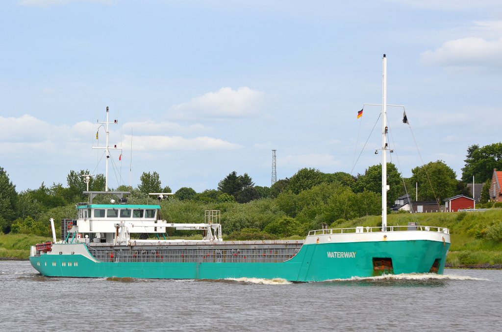 Die Waterway IMO-Nummer:9143594 Flagge:St.Vincent und die Grenadinen Lnge:81.0m Breite:10.0m Baujahr:1996 Bauwerft:Centromost,Plock Polen bei Rendsburg im Nord-Ostsee-Kanal am 03.06.12