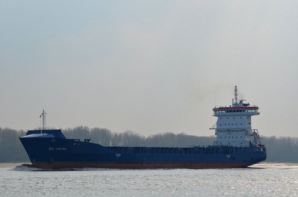 Die Wes Carina IMO-Nummer:9504035 Flagge:Antigua und Barbuda Lnge:153.0m Breite:23.0m Baujahr:2011 Bauwerft:Jiangdong Shipyard,Wuhu China passiert einlaufend nach Hamburg am 14.04.12 das Willkommen Hft in Schulau Wedel.