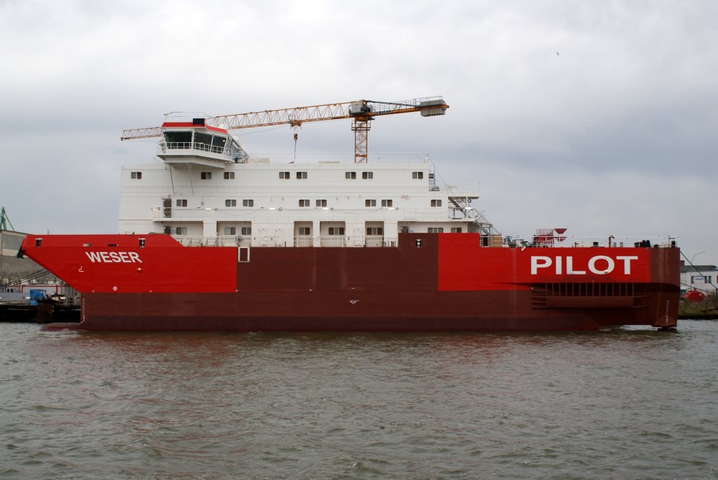 Die Weser in Bremerhaven.Neubau eines Lotsenschiffes.
Aufgenommen am 14.November 2009