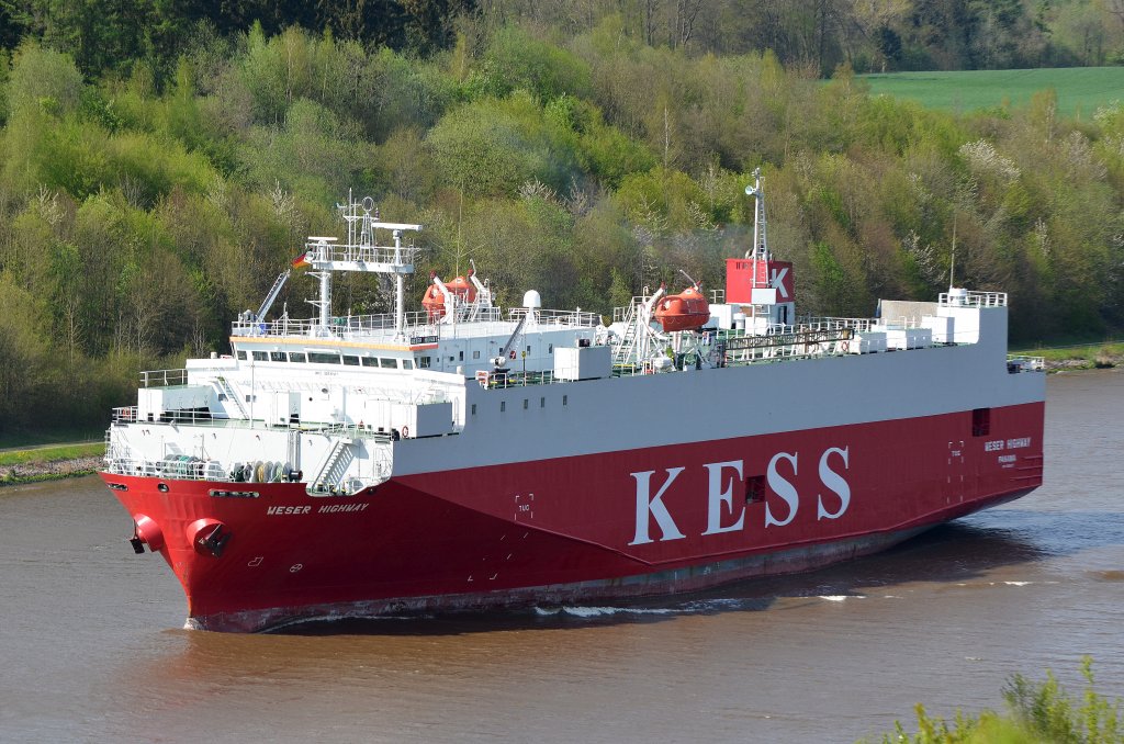 Die Weser Highway IMO-Nummer:9065417 Flagge:Panama Lnge:100.0m Breite:18.0m Baujahr:1994 Bauwerft:Usuki Shipyard,Usuki Japan auf dem Nord-Ostsee-Kanal aufgenommen an der Hochbrcke bei Grnental am 01.05.12