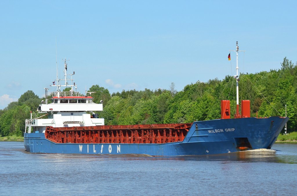 Die Wilson Grip IMO-Nummer:9126912 Flagge:Malta Lnge:88.0m Breite:13.0m Baujahr:1996 Bauwerft:Slovenske Lodenice,Komarno Slowakei aufgenommen auf dem Nord-Ostsee-Kanal an der Hochbrcke Grnental am 28.05.12