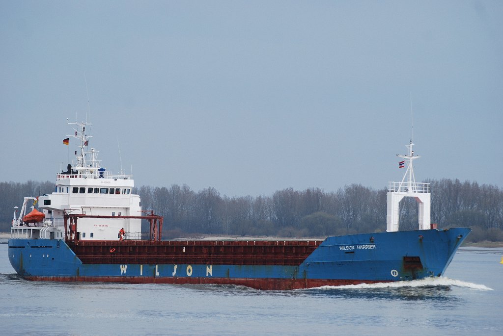 Die Wilson Harrier IMO-Nummer:9064891 Flagge:Malta Lnge:91.0m Breite:14.0m Baujahr:1993 Bauwerft:Pattje Scheepswerf,Waterhuizen Niederlande passiert am 95.04.10 das Willkommen Hft in Wedel. 