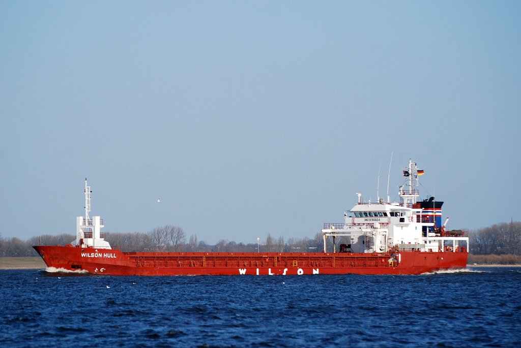 Die Wilson Hull IMO-Nummer:9198604 Flagge:Zypern Lnge:90.0m Breite:15.0m Baujahr:2001 Bauwerft:Rousse Shipyard,Russe Bulgarien auslaufend aus Hamburg bei Lhe am 05.03.11