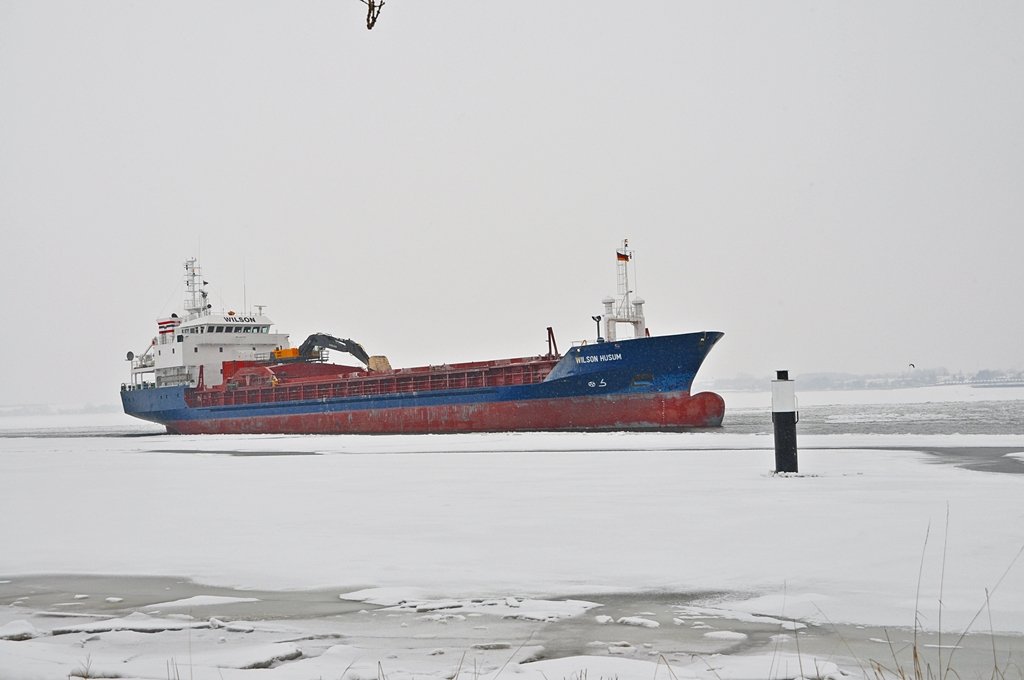 die  Wilson Husum  bahnt sich ihren Weg durchs Eis zum Stralsunder Stadthafen am 20.01.2010