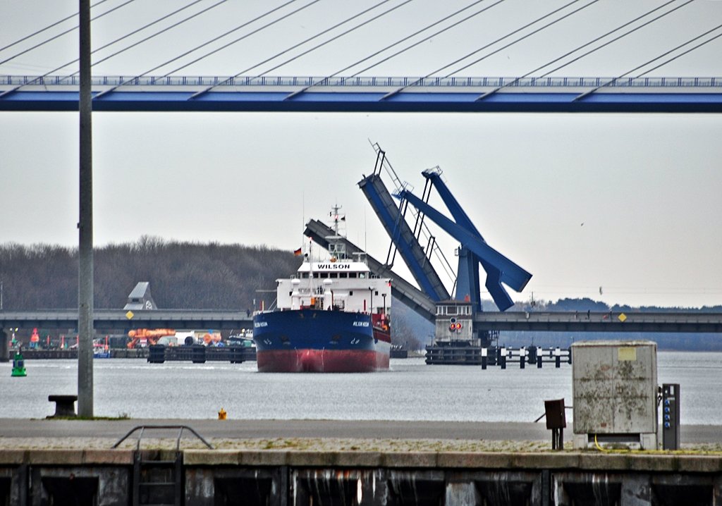 die  Wilson Husum  mal wieder im Stralsunder Stadthafen, sie hat gerade die Ziegelgrabenbrcke passiert am 19.11.09