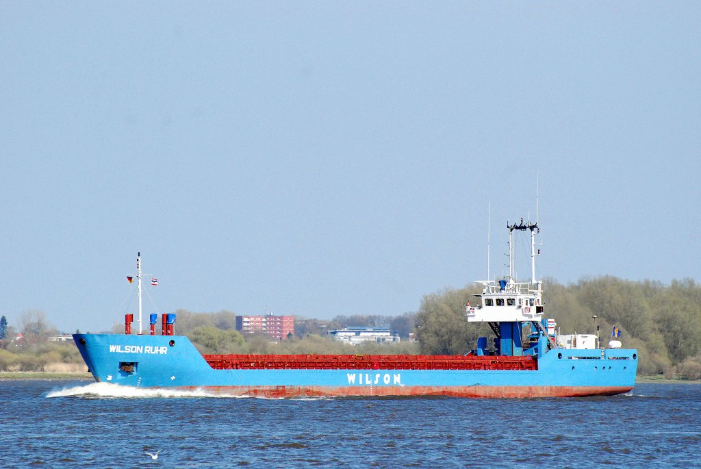 Die Wilson Ruhr IMO-Nummer:9145542 Flagge:Barbados Lnge:78.0m Breite:10.0m Baujahr:1997 Bauwerft:Ceskoslovenska Plavba Labska,Chvaletice Tschechische Republik passiert den Fhranleger in Lhe am 17.04.10
 