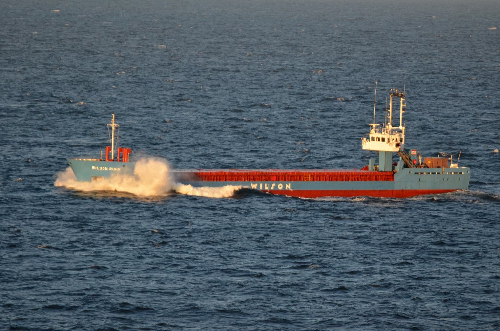 Die Wilson Ruhr IMO-Nummer:9145542 Flagge:Barbados Lnge:78.0m Breite:10.0m Baujahr:1997 Bauwerft:Ceskoslovenska Plavba Labska,Chvaletice Tschechische Republik vor Kste von Norwegen aufgenommen am 14.06.12