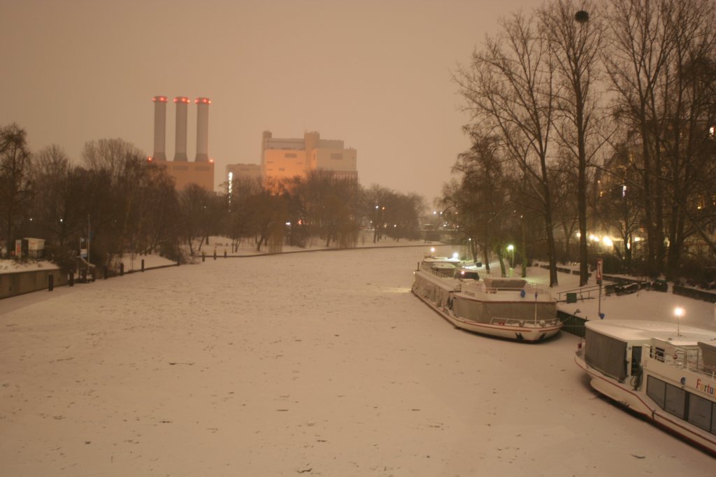 Die Winterliche Berliner Spree am 27.01.2010. In den letzten 20 Jahren war diese nie komplett mit Eis und Schnee bedeckt. Blick von der Schlobrcke Ri. Kraftwerk.