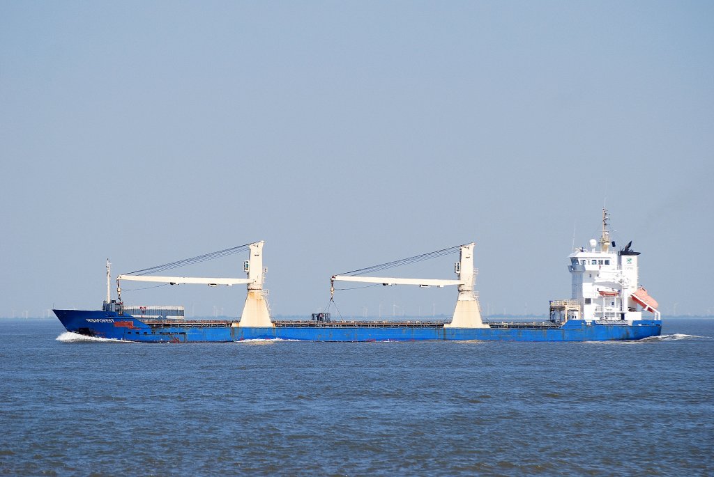 Die Wisaforest IMO-Nummer:9255579 Flagge:Niederlande Lnge:120.0m Breite:15.0m Baujahr:2002 Bauwerft:Bodewes Shipyard,Hoogezand Niederlande aufgenommen von der Alten Liebe Cuxhaven am 24.04.11