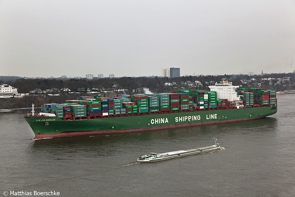 Die Xin Los Angeles beim Auslaufen aus dem Hamburger Hafen in Hamburg Finkenwerder am 18.12.09.