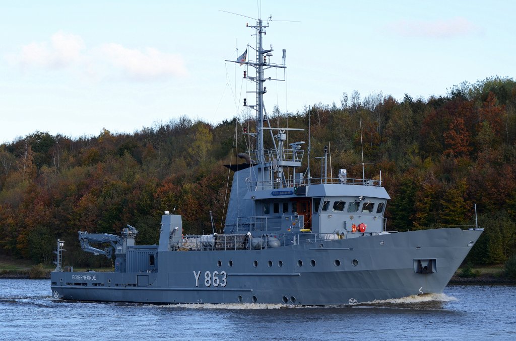 Die Y863 Stollergrund Flagge:Deutschland Lnge:39.0m Breite:10.0m im Nord-Ostsee-Kanal bei Grnental am 27.10.12