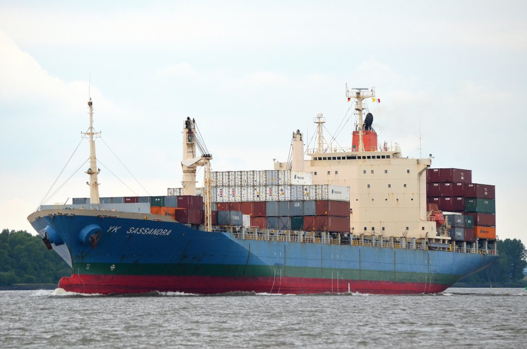 Die YK Sassandra IMO-Nummer:9178525 Flagge:Panama Lnge:194.0m Breite:33.0m Baujahr:1999 Bauwerft:Minaminippon Shipbuilding,Usuki Japan auf der Elbe vor Schulau Wedel am 20.06.12