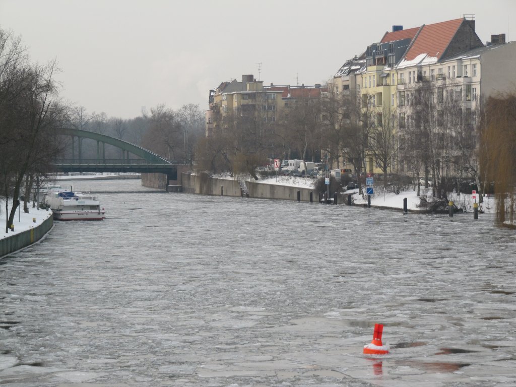 Die zum Teil vereiste Berliner Spree. Fotografiert v.d. Caprivibrcke - im Hintergrund links die Schlobrcke , im Vordergrund eine  abgetriebene  Fahrwassertonne. Berlin Charlottenburg am 24.01.2010  