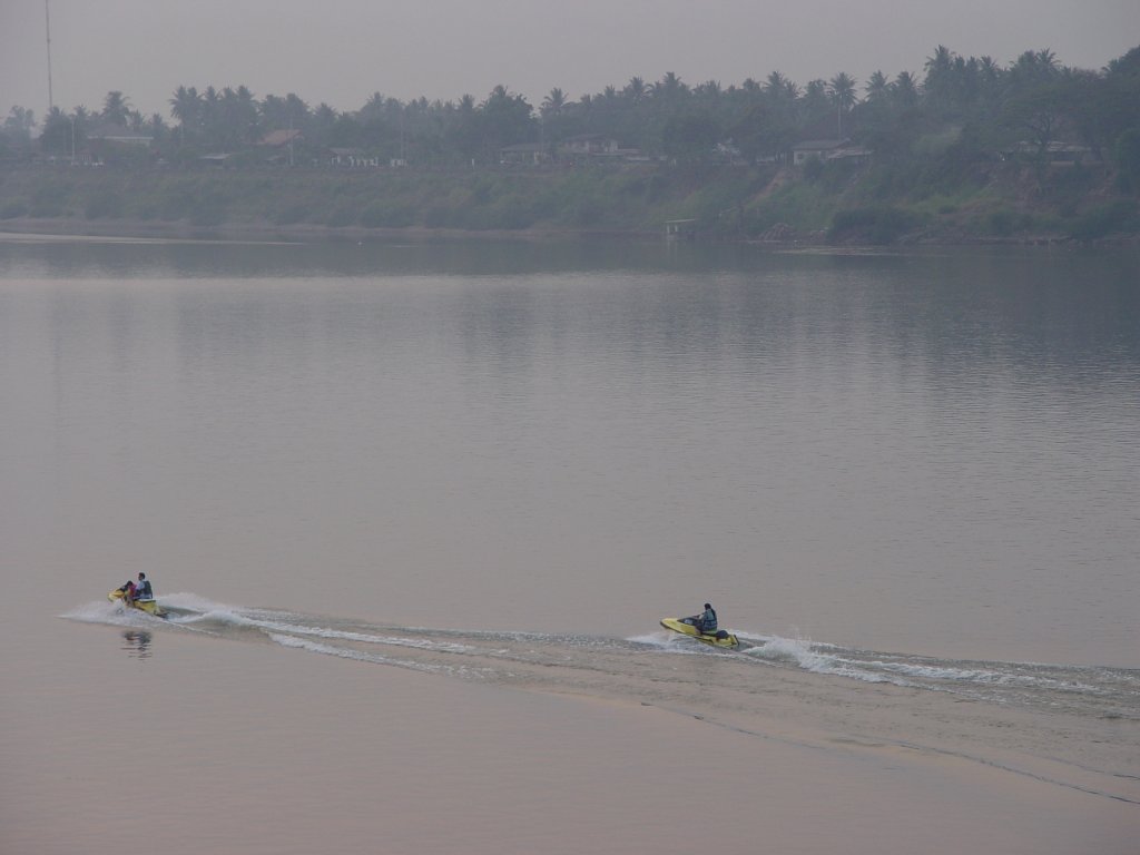 Diese beiden Speedboote waren im März 2010 auf dem Mekong bei Nong Khai unterwegs. Das gegenüberliegende Ufer ist Laos, die Grenze zwischen Thailand und Laos verläuft in der Flußmitte.