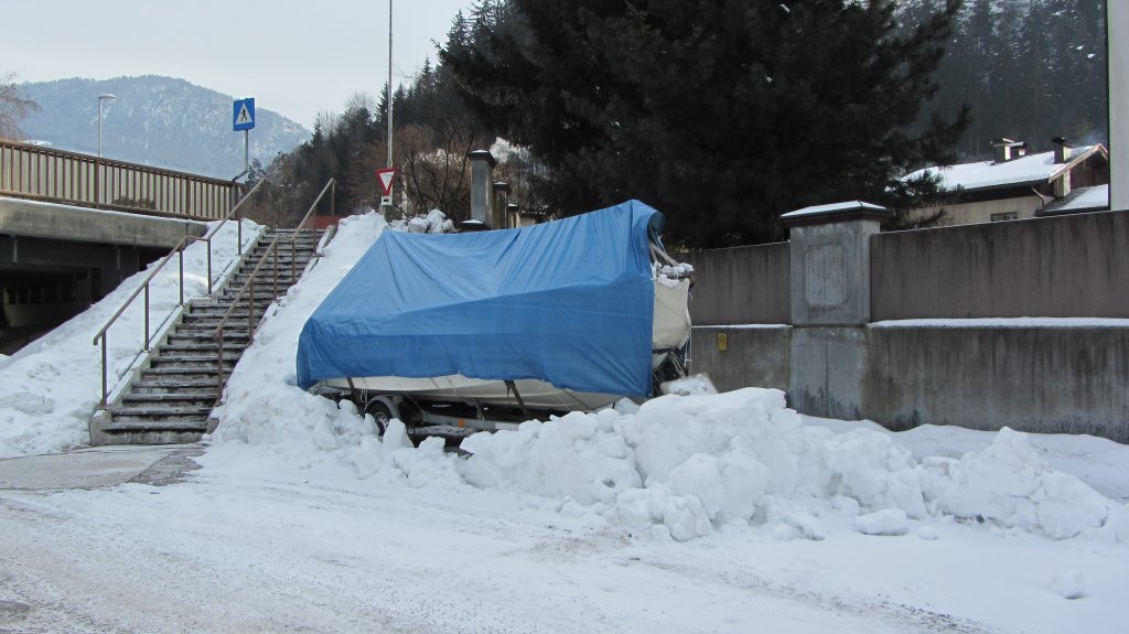 Dieses Boot steht jetzt schon den ganzen Winter ber in einer Seitenstrae von Brixlegg. Aufgenommen am 4.2.2012.