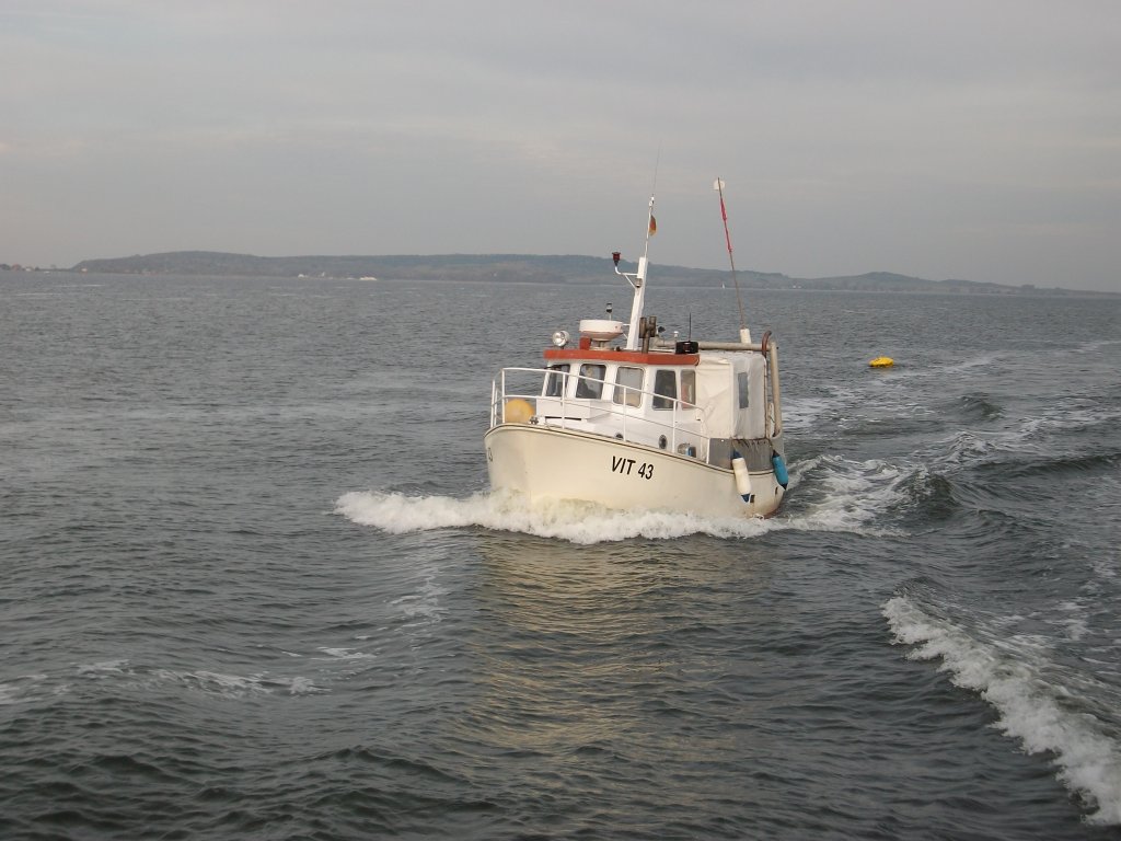 Dieses kleine Fischerboot VIT-43 wurde vom groen Schiff  INSEL HIDDENSEE  zwischen Hiddensee und Rgen berholt.Die Aufnahme entstand am 30.Oktober 2010 vom Schiff  INSEL HIDDENSEE .