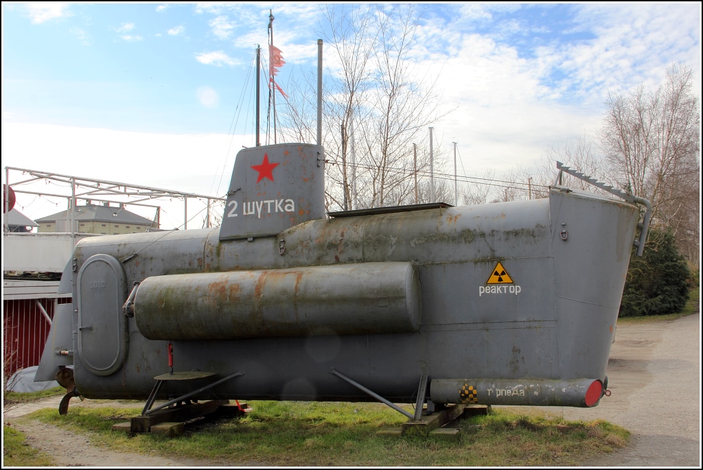 Dieses Mini-U-Boot SCHUTKA 2 steht beim Spijöök-Museum am Vareler Hafen ...