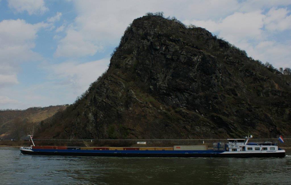 Dieses Schiff fhrt gerade an dem viel besungenen Felsen der Loreley vorbei.
(19.03.2010)