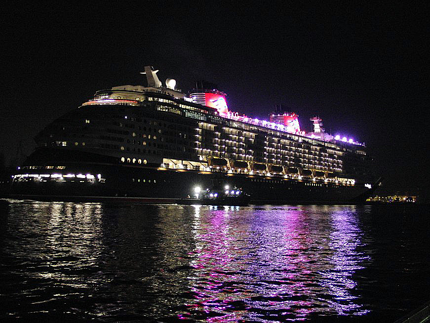  Disney Dream  
Ausdocken bei Blohm + Voss in Hamburg am 28.011.2010