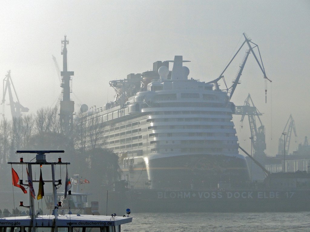  Disney Dream  Im Dunst.
Trockendock Elbe 17 bei Blohm + Voss  27.11.2010
Lnge:	340.0m
Breite:	42.0m