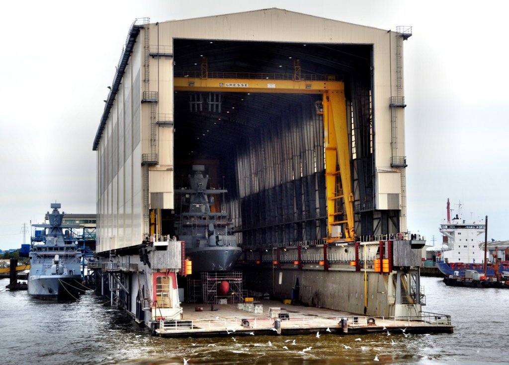 Dock 5 von TKMS Blohm+Voss in Hamburg. Hier werden Schiffe fr die Marine und Mega-Yachten gebaut. Lg.160m - Br.28m - Tragfhigkeit bis 9000t - 2 Krane  5t.Aufnahme am 5.10.09