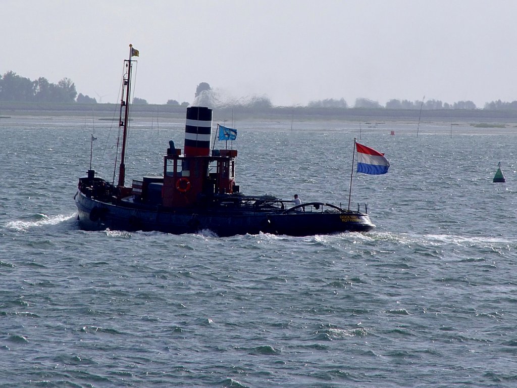 Dock Yard V(MMSI-244710457; L=25; B=6mtr.; Baujahr 1942) dampft auf der Oosterschelde; 110829