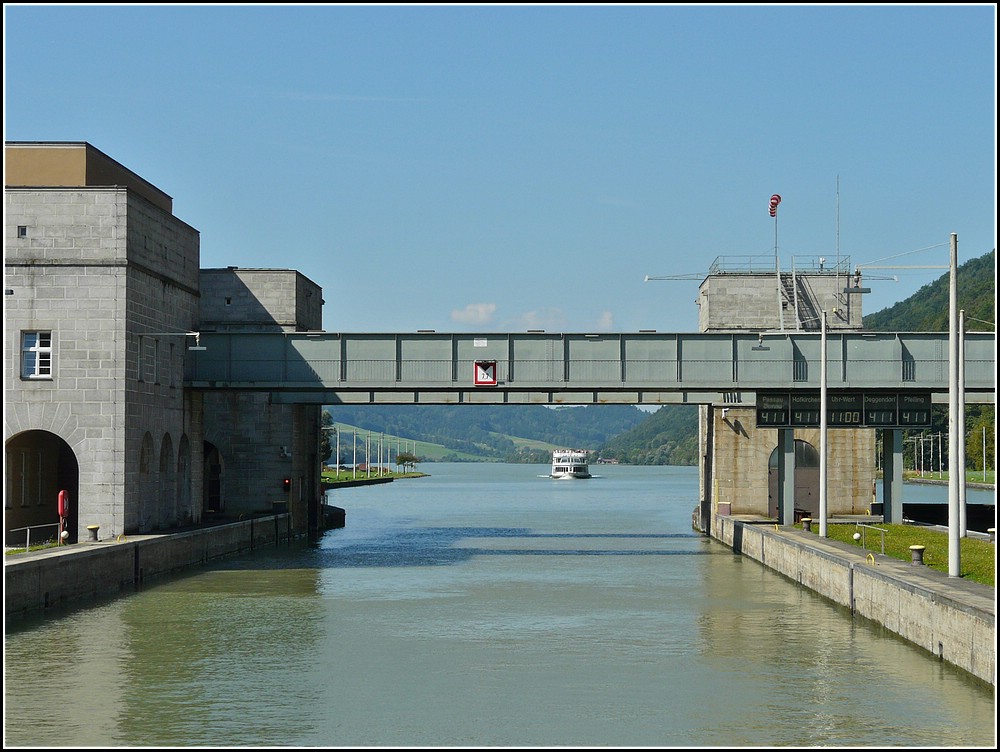 Dokumentation einer Schiffschleusung mit der M.S. Passau aufgenommen vom Deck der M.S.Regina Danubia am 12.09.2010, in der Schleuse Jochenstein an der deutsch - stereichichen Grenze. Das Schiff Passau nhert sich der Schleusenkammer.