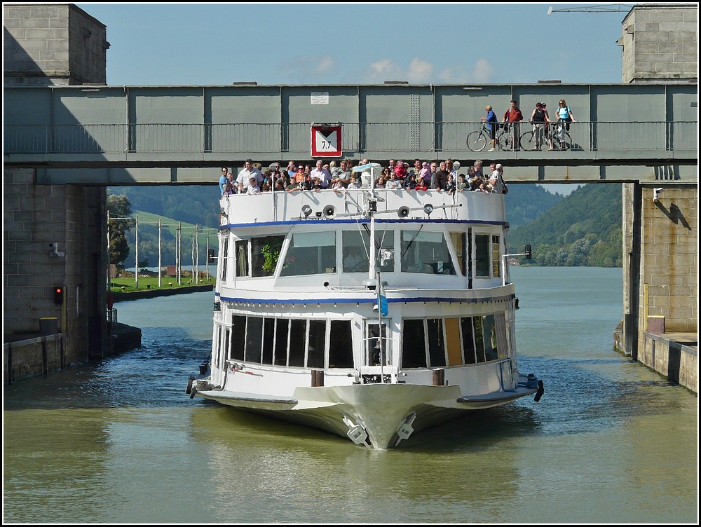 Dokumentation einer Schiffschleusung mit der M.S. Passau aufgenommen vom Deck der M.S.Regina Danubia am 12.09.2010. Das Schiff Passau fhrt in die Schleusenkammer ein.