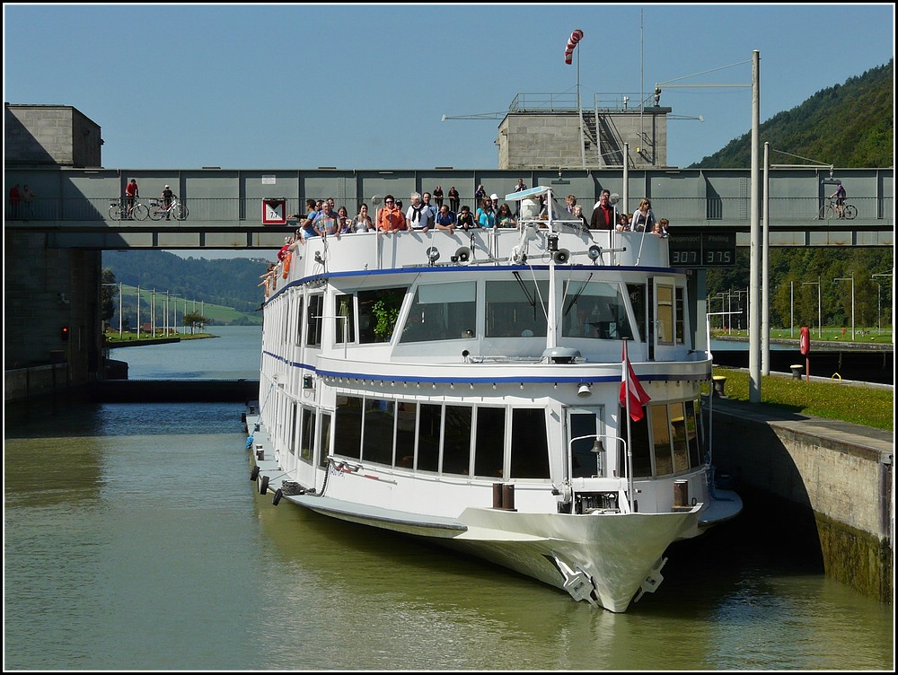 Dokumentation einer Schiffschleusung mit der M.S. Passau aufgenommen vom Deck der M.S.Regina Danubia am 12.09.2010. Whrend das Schiff Passau an der Schleusenkammer anlegt wird im Hintergrund das Schleussentor hochgefahren.
