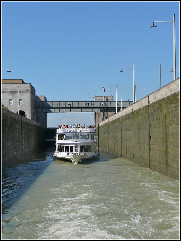 Dokumentation einer Schiffschleusung mit der M.S. Passau aufgenommen vom Deck der M.S.Regina Danubia am 12.09.2010. Das Schiff Passau hat von der Schleusenkammerwand abgelegt und beginnt mit der Ausfahrt aus der Schleuse Jochenstein.