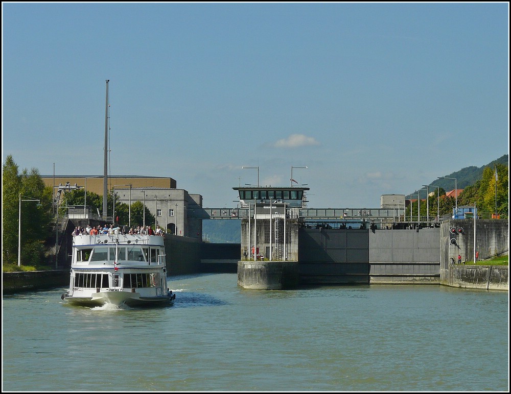 Dokumentation einer Schiffschleusung mit der M.S. Passau aufgenommen vom Deck der M.S.Regina Danubia am 12.09.2010. Das Schiff Passau hat die Schleuse nun verlassen und setzt Ihren weg Donauabwrts fort. Im Bild zu sehen die nun leere Schleusenkammer links und rechts das geschlossene Unteretor der zweiten Schleusenkammer.