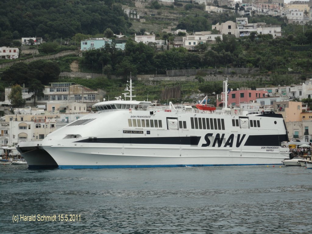 DON FRANCESCO   IMO 9229740, ex SOLODOR 5 am 15.5.2011 im Hafen von Capri, Italien -
Katamaran-Fhre / La 60,0m, B 16,5m, Tg. 3,4 m / GTv 2369 / Caterpillar Diesel, 14.400 kw, 36 kn / 450 Pass., 60 Kfz / 2000 bei Kvaerner Fjellstrand, Omarstrand, Norwegen / 2006 DON FRANCESCO, SNAV (Jetmarine) /
