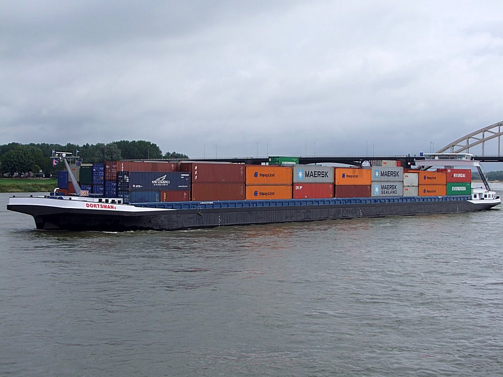 DORTSMAN II (Europanr02330155;L=135;B=17mtr;6047t;Baujahr 2008) unterfuhr soeben die Waalbrug bei Nijmegen;100829