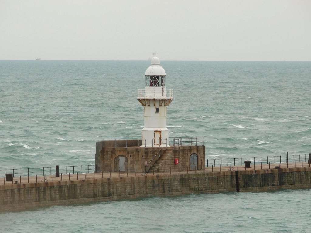 Dover am 26.07.2009, Leuchtturm an der Hafeneinfahrt