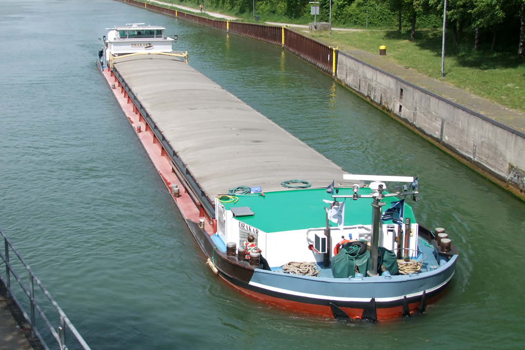  DRAKAR  bei der Einfahrt in die groe Schleuse Ahsen 7.5.2011