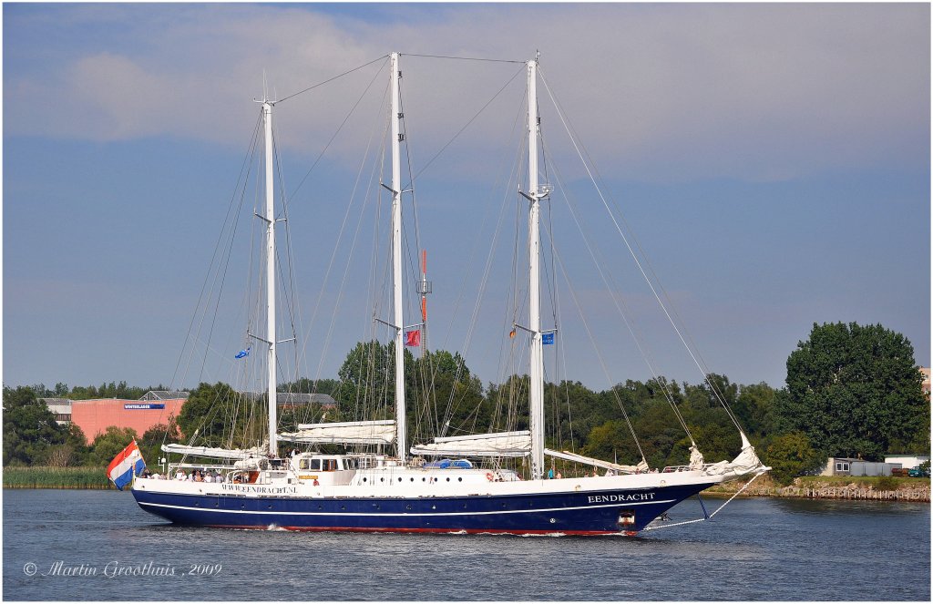 Dreimast-Gaffelschoner  Eendracht  am 8.07.2009 auf der Hanse Sail in Rostock-Warnemnde. L:60m / B:12,30m / Tg.:5m / Masthhe 41,70m / Segelflche 1300 m2 / Maschine 548 PS / Baujahr 1989 / Geschwindigkeit: unter Segeln 14,5 kn - unter Motor 6 - 10 kn / Heimathafen Rotterdam / Flagge Niederlande / IMO 88142753