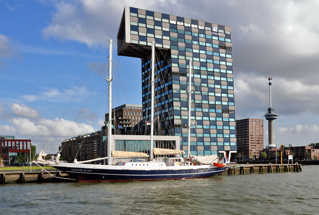 Dreimaster  Eendracht  vor dem  Scheepvart- en Transportkollege  im Rotterdamer Hafen - 15.09.2012