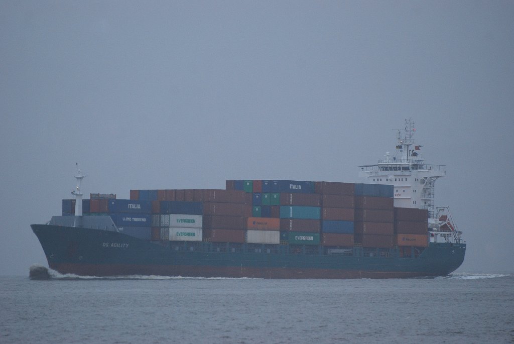 DS Agility IMO-Nummer:9395616 Flagge:Liberia Lnge:148.0m Breite:23.0m Baujahr:2008 Bauwerft:Qingshan Shipyard,Wuhan China im Winterdunst vor Cuxhaven am 08.12.10