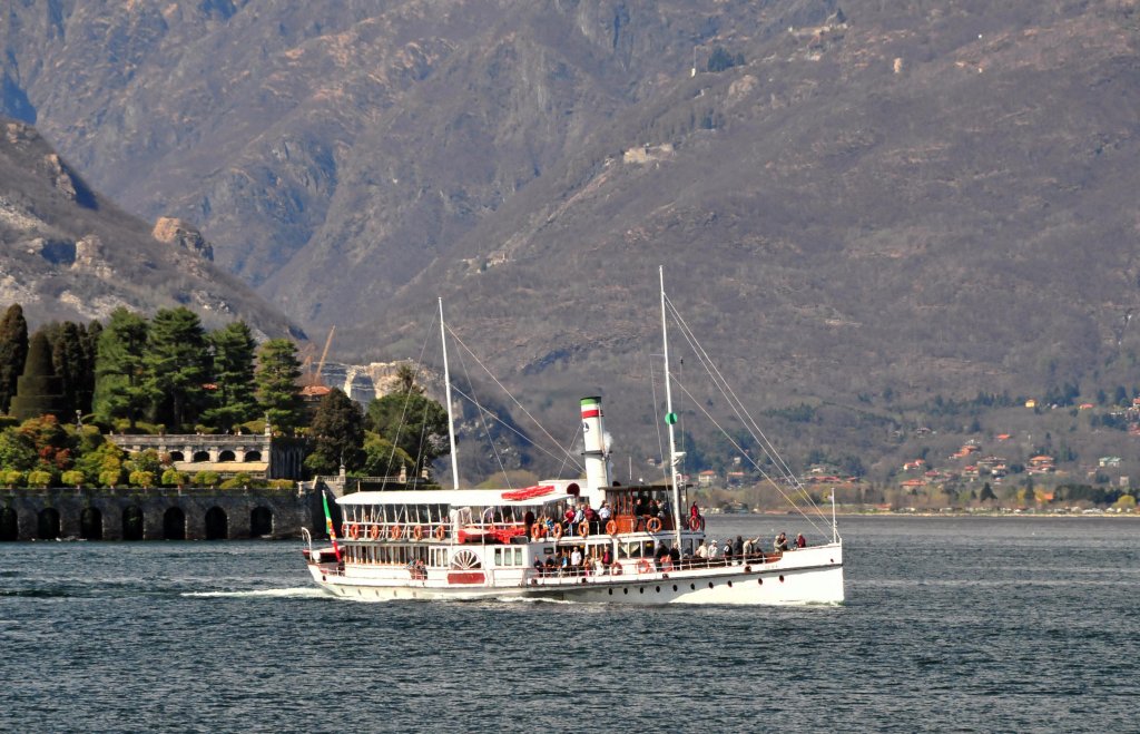 DS Piemonte gebaut 1904 von Escher-Wyss in Zrich. Hier vor der Isola Bella, der bekanntesten der Borromischen Inseln. 13.04.2013