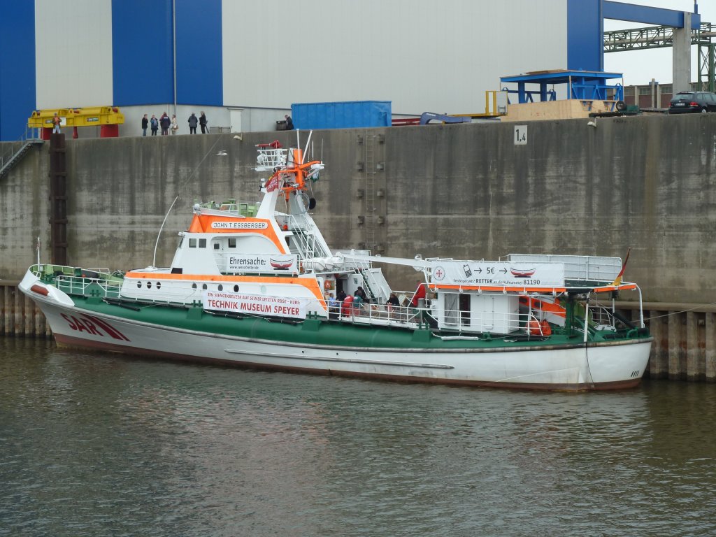 Duisburg Auenhafen, berfhrung des Seenotkreuzers  John T. Essberger  ins Museum nach Speyer. 23.05.2011