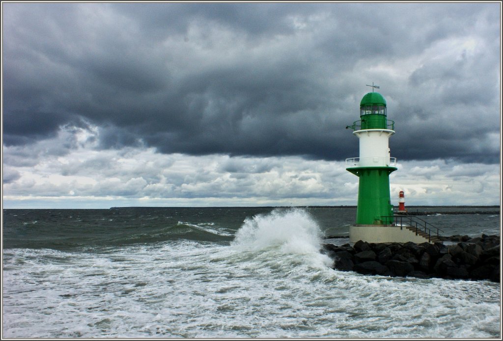 Dunkle Wolken, Wind und die eine unruhige Ostsee sorgen am 22.09.2012 bei Warenmnde fr eine besondere Stimmung.